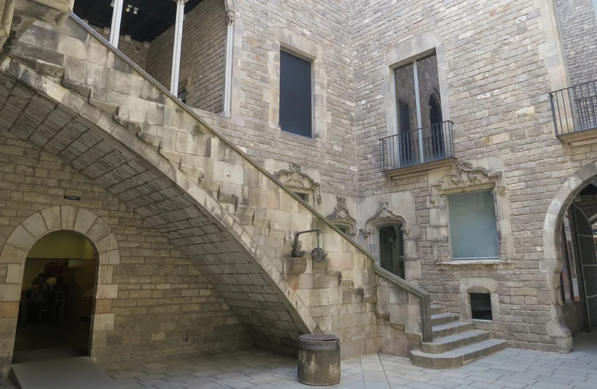 Durante o dia, escadaria de museu com janelas