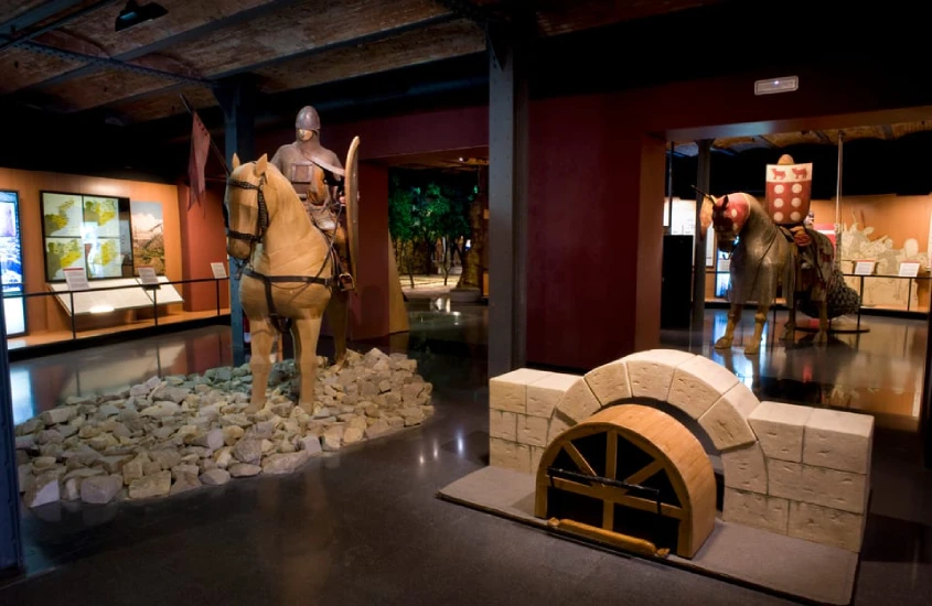 Interior de museu em Barcelona com exposição de guerra