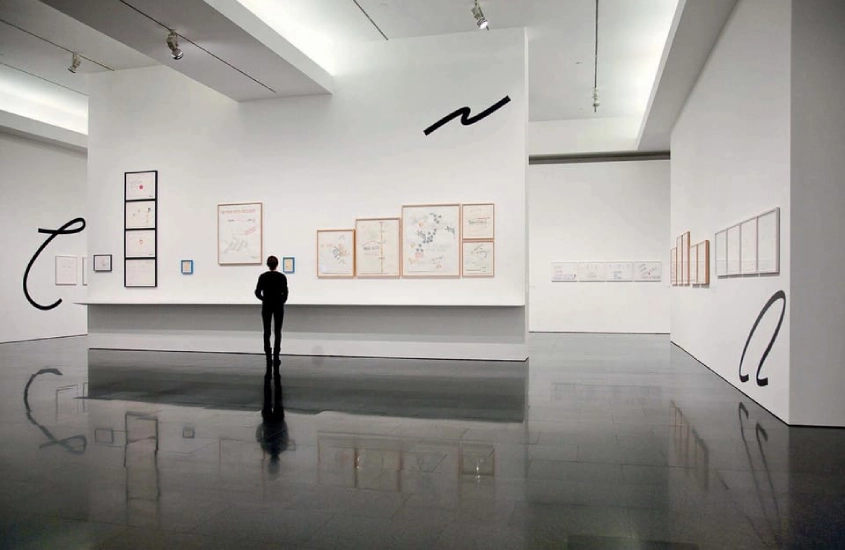 Interior de museu com exposição de quadros