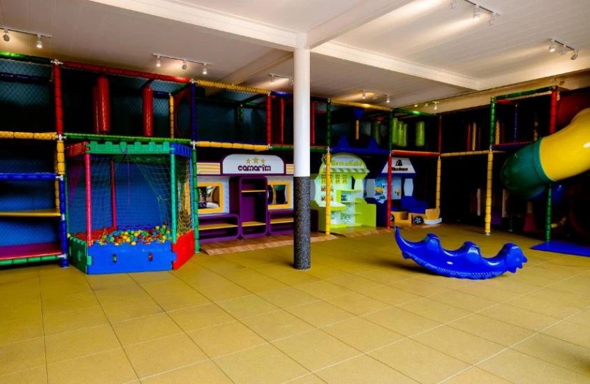 Interior do playground com brinquedos e piscina de bolinhas