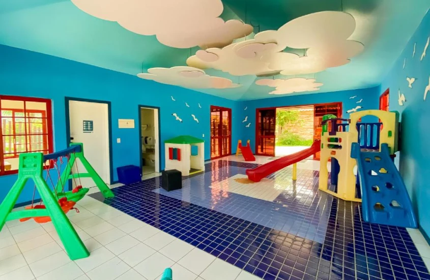 Playground de um hotel com recreação, teto de nuvens e brinquedos