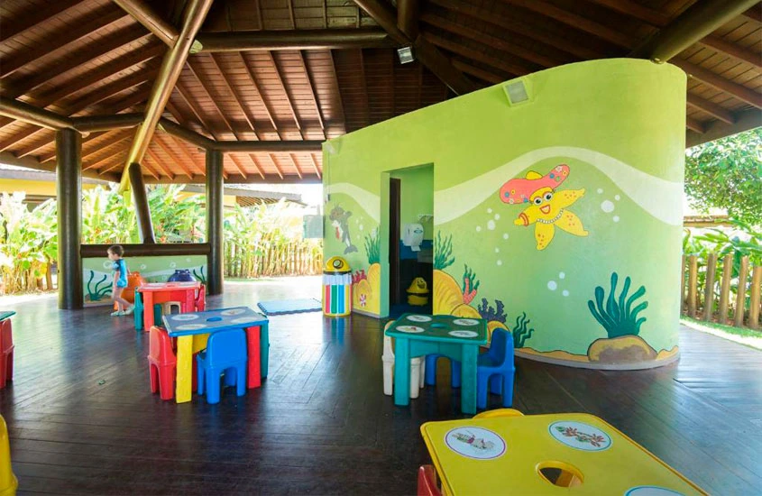 Playground com brinquedos e paredes coloridas