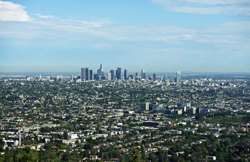 Vista aérea de Los Angeles, mostrando o centro da cidade e a vasta área urbana ao redor.