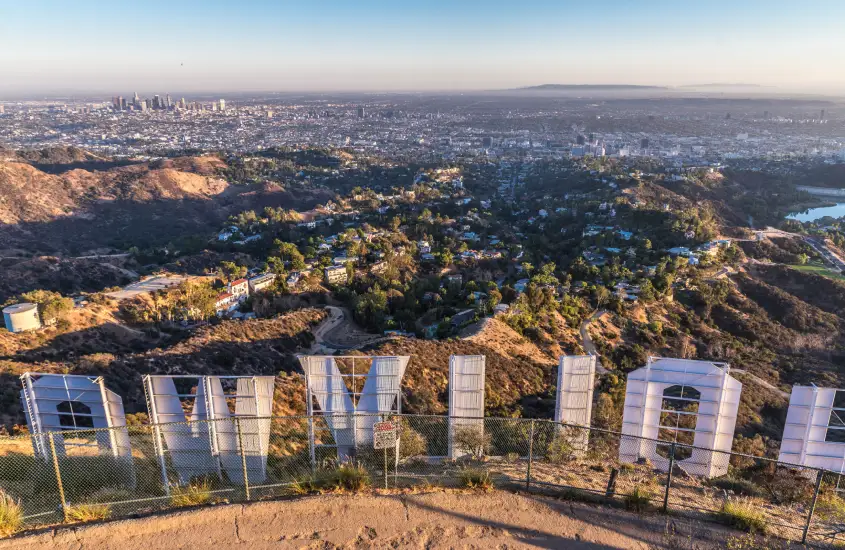 Vista da cidade de Los Angeles ao fundo, capturada por trás da placa de Hollywood.