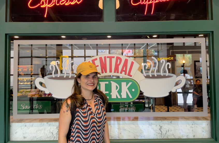 Bárbara Rocha posando em frente ao Central Perk, café famoso da série "Friends".