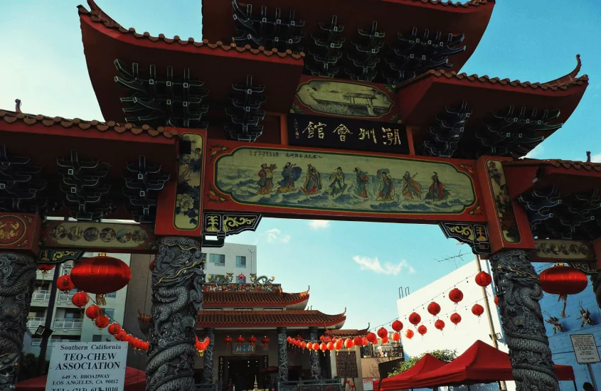 Portão decorativo com lanternas vermelhas na entrada do Chinatown em Los Angeles.