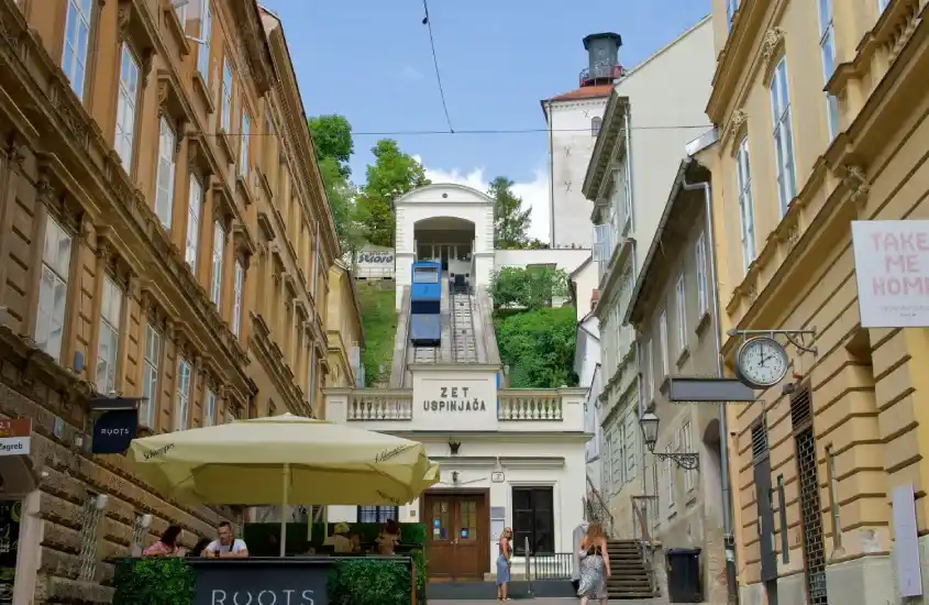 Funicular de Zagreb, ligando a Cidade Alta e Baixa, cercado por prédios históricos e cafés charmosos na base.