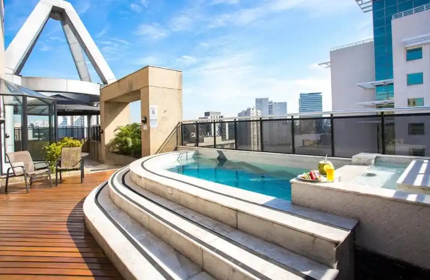 Durante o dia, cobertura de hotel com paisagem da cidade e piscina ao ar livre