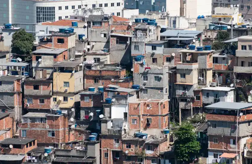 Conjunto de casas em uma comunidade do Rio, com construções coloridas e características urbanas