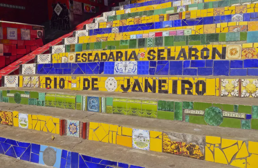 Escadaria Selarón com azulejos coloridos, localizada no bairro da Lapa, Rio de Janeiro.