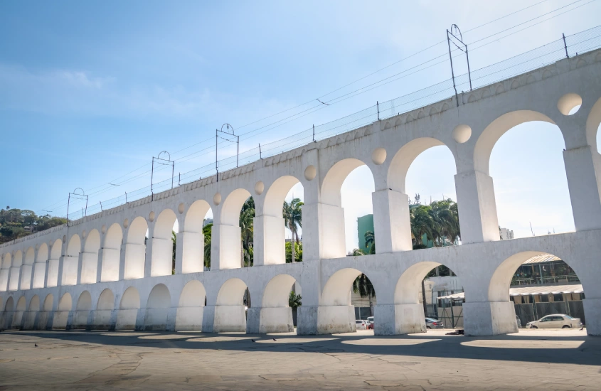 . Arcos da Lapa sob um céu claro, destacando a arquitetura histórica no centro do Rio de Janeiro.