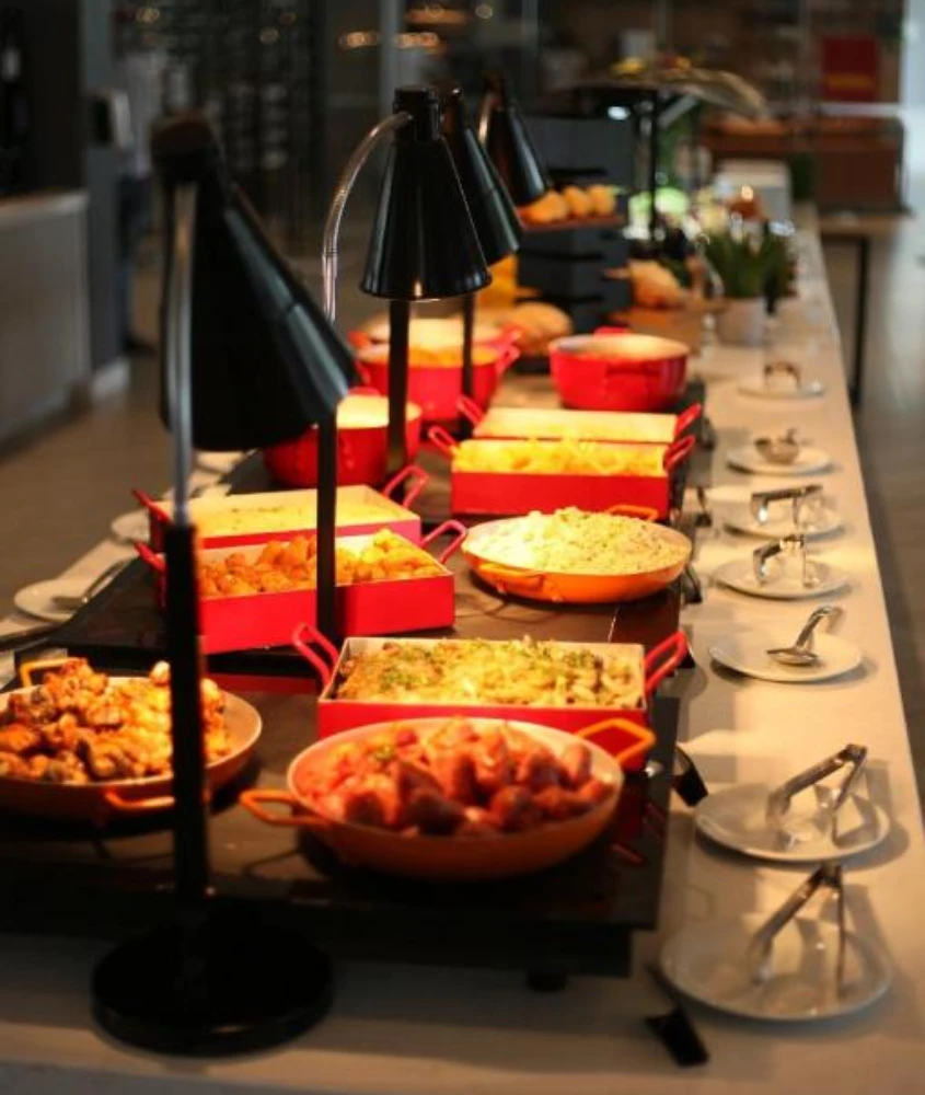 Buffet de self-service de hotel com vegetais, frituras e massas