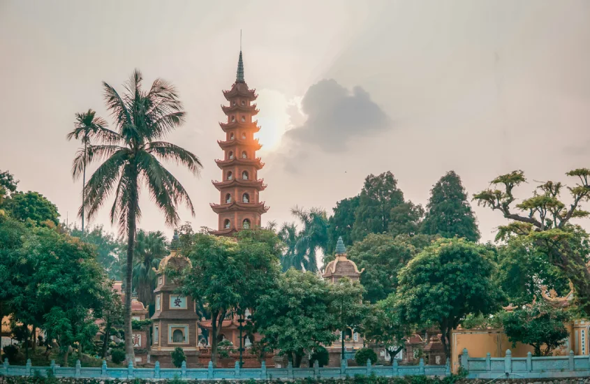 Durante o entardecer, paisagem de West Lake com árvores, plantas e templo no meio