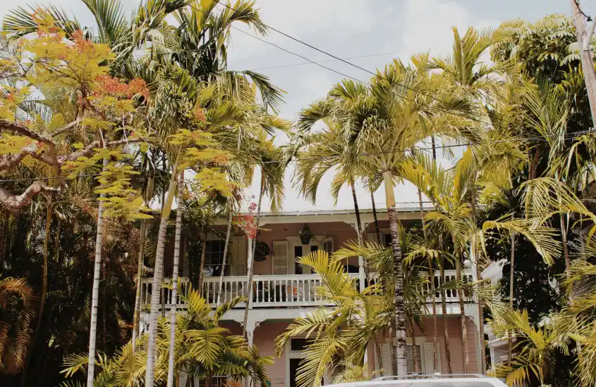 Em um dia nublado, fachada de hotel com ãrvores ao redor