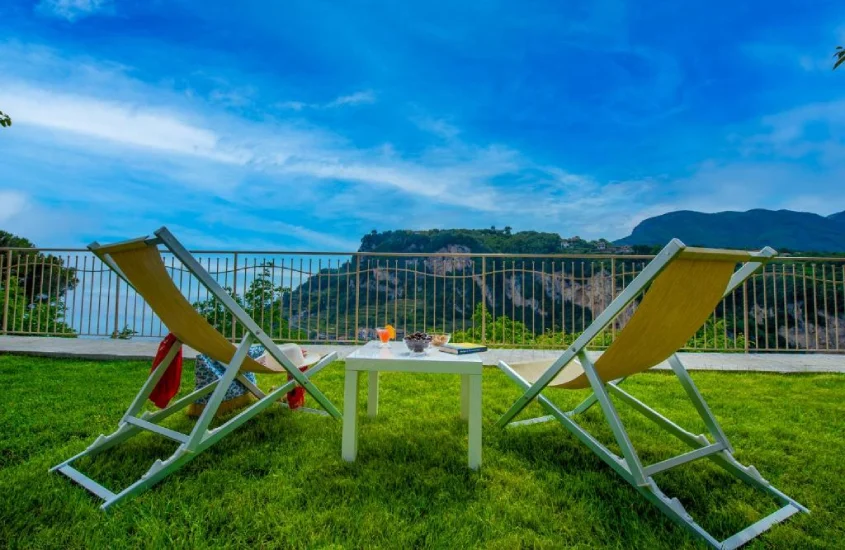 Em um dia ensolarado, cobertura de hotel com cadeiras e paisagem da ilha na frente