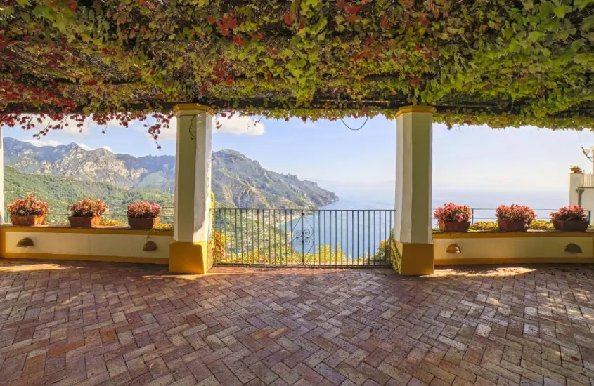 Cobertura de hotel com plantas decorativas e ilhas ao redor