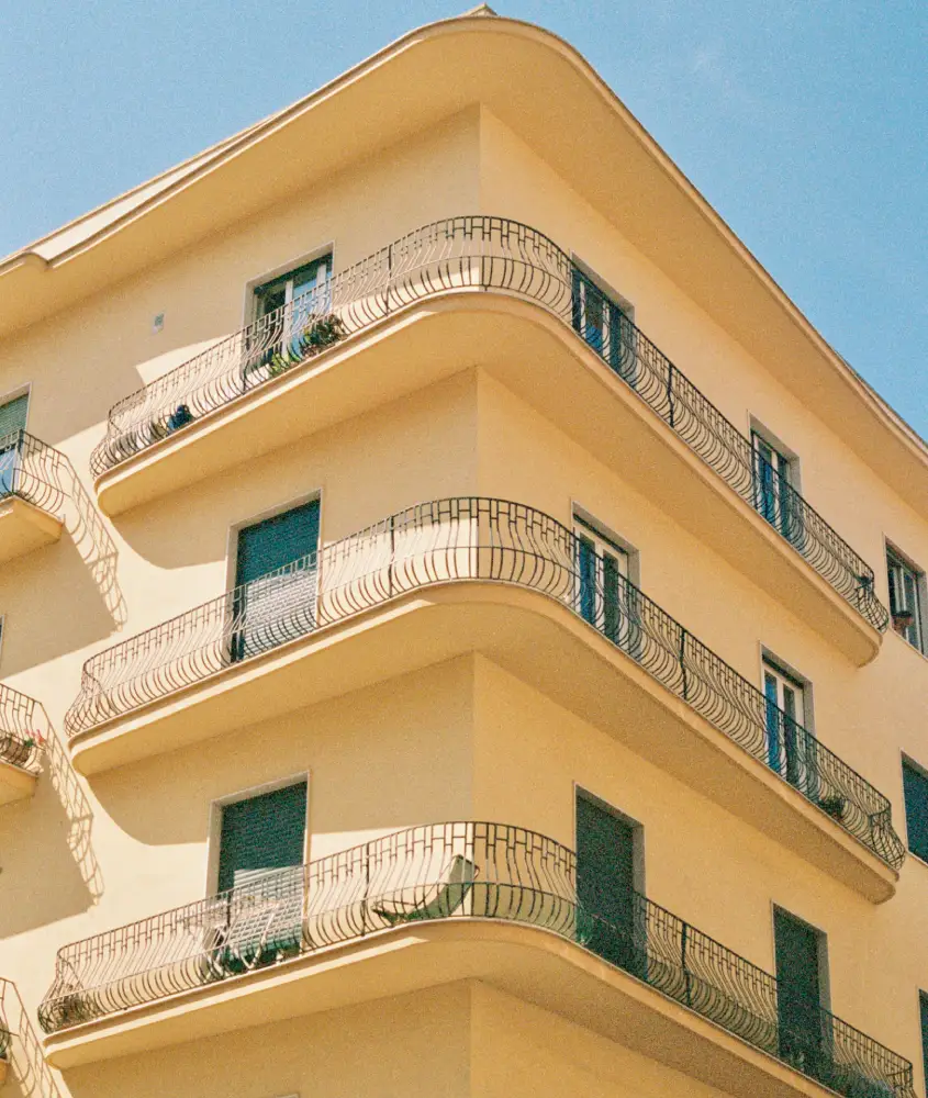 Em um dia de sol, fachada de um prédio charmoso em Sorrento