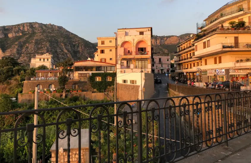 Durante o entardecer, Piano di Sorrento com estruturas antigas e árvores ao redor