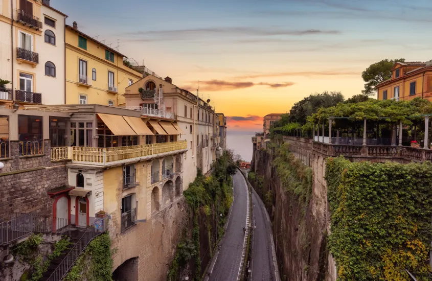 Durante o final de tarde, paisagem de Sorrento com prédios e árvores ao redor