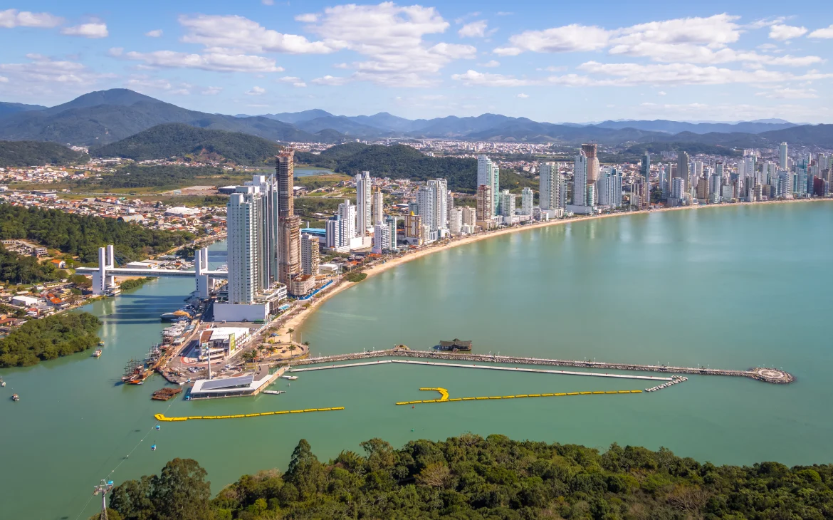 Visão aérea de Balneário Camboriú com mar e prédios