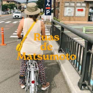 Pegamos as bikes no Ryokan e lá fomos nós!Adoramos as ruas de Matsumoto!Elas têm essa mistura única de tradição japonesa com um toque moderno.Você pode explorar lojas de artesanato, saborear pratos locais em restaurantes e apreciar a arquitetura histórica.O Castelo Matsumoto é o destaque, mas as ruas ao redor também oferecem muita cultura e arte, proporcionando uma verdadeira imersão na história japonesa!Recomendamos especialmente o Castelo de Matsumoto! 🧡🧡📍 Matsumoto, Japão #experiencias #japao #melhoresmomentosdavida #pelomundo #Matsumoto #trotamundos #viajar