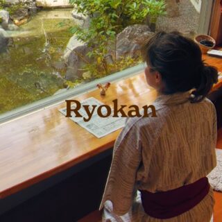 Ryokan são lugares especiais no Japão onde você pode se hospedar e experimentar a cultura local. Eles geralmente ficam em lugares bonitos, como na natureza ou em vilas tranquilas. Nos ryokan, você encontra quartos com tatames no chão, móveis simples, camas no estilo futon e banhos quentes naturais chamados onsen.#viajandopelomundo #euamoviajar #trotamundos #ryokan #japao #japan #experiencias #melhoresmomentosdavida