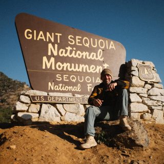 Viva. Explore. Repita. 🧡⛰️Já sabíamos que os EUA tinham seus encantos, mas não tínhamos ideia do quanto! Passamos quase 3 meses numa campervan, batendo ponto em mais de 10 parques nacionais, de Sequoia a Yosemite, Grand Canyon, Zion e Arches.E vamos dizer que "suficiente" é pouco! 🤣Cada lugar era um show à parte: as gigantes sequoias, o imponente El Capitan, o vasto Grand Canyon, até o espetacular deserto de Monument Valley.Estar na natureza foi incrível. 🧡E aí, quem mais aí curte um contato direto com a natureza? 🧡#melhoresmomentosdavida #vidasimples #viajar #natureza #caminhada #mochileiros #pelomundo #tourpelomundo #viagemadois #viajantes #viajandoomundo