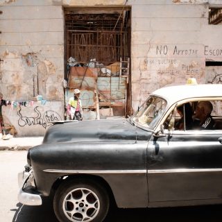 Cuba é um país de contrastes marcantes, especialmente evidentes em suas ruas da capital, Havana. 😉#viagemadois #viagemcultural #viajantes #pelomundo #viajante #viajar #viajarepreciso #photographyday #roteirosdeviagem #viajarmelhor #viajarfazbempraalma#streetsphotography #streetphotography_lovers_  #travelphotography
