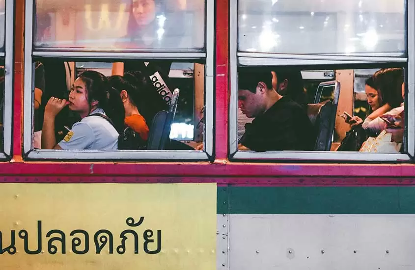 viajantes em ônibus, uma opção para quem quer saber como ir de Bangkok para Chiang Mai