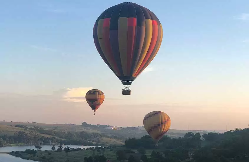 balões no céu, durante o dia, um dos atrativos entre muito o que fazer em Joanesburgo
