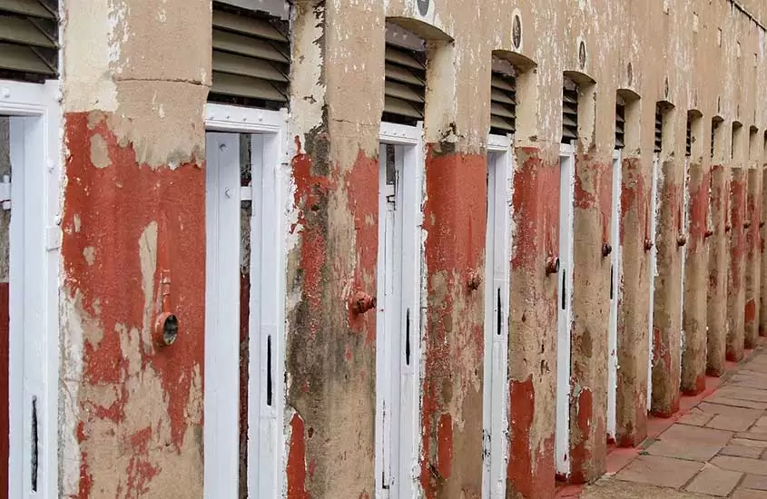 porta de celas de Constitution Hill, uma antiga prisão que hoje funciona como um museu em Joanesburgo