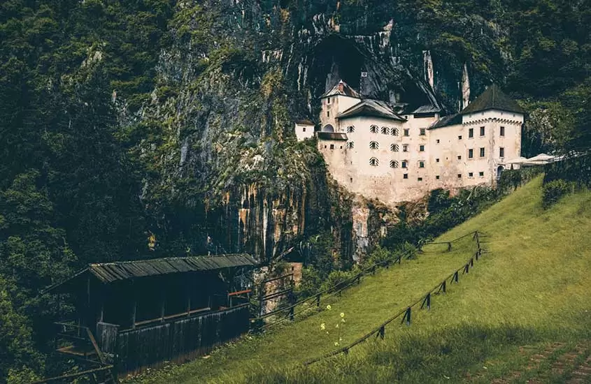castelo predjama, incrustado em pedras, uma das atrações para quem busca o que fazer na eslovênia