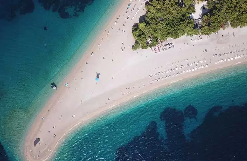 vista aérea de Ilha de Brac, um lugar para incluir no roteiro na Croácia