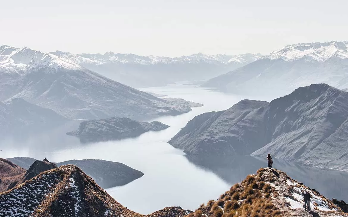 viajantes tiram foto em montanha na nova zelândia