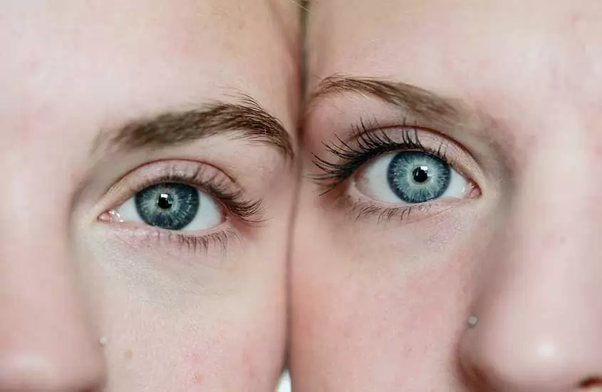 mulheres neozelandesas com olhos azuis, parte do povo da nova zelândia