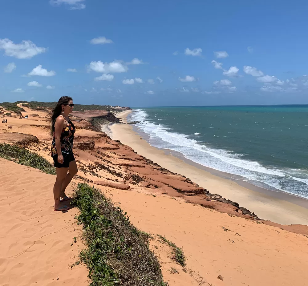 Bárbara Rocha, observa mar em uma das praia de Pipa, durante dia ensolarado