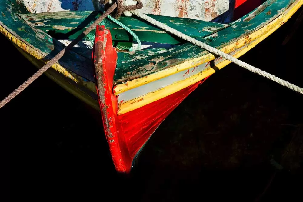pequeno barco colorido ancorado em Pipa