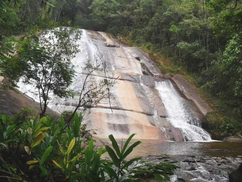 Quedas d'águas de cachoeira, um dos melhores atrativos entre muito o que fazer em Visconde de Mauá