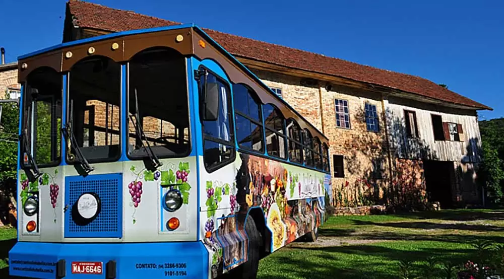 Ônibus colorido do tour Linha Bella uma das atrações entre muito o que fazer em Gramado e Canela