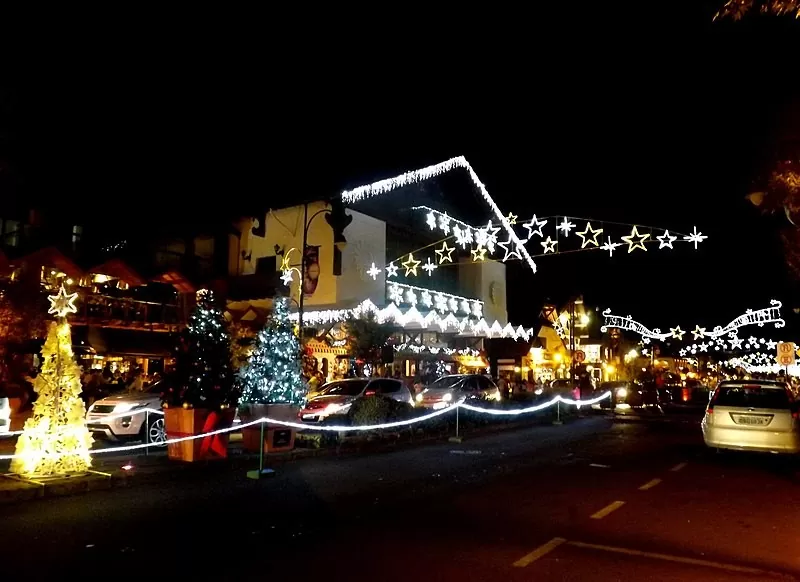 Árvores e enfeites iluminados em ruas durante Natal Luz de Gramado
