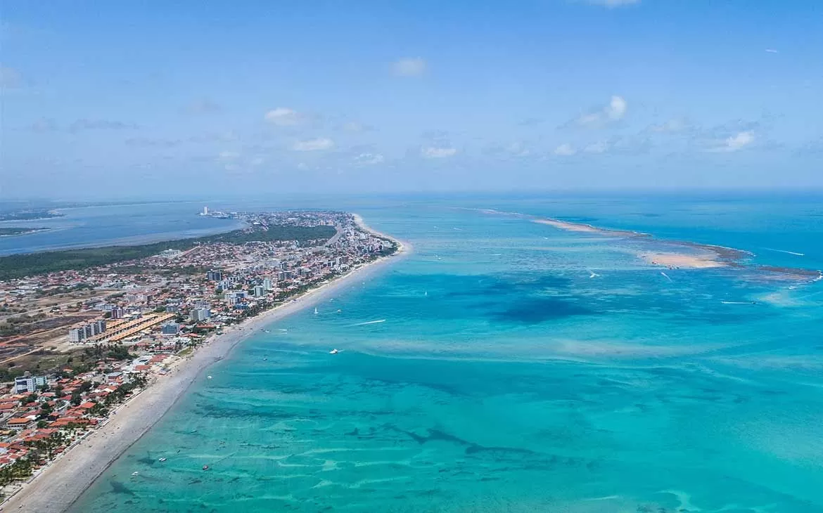 Vista aérea de mar azul de João Pessoa, durante dia ensolarado