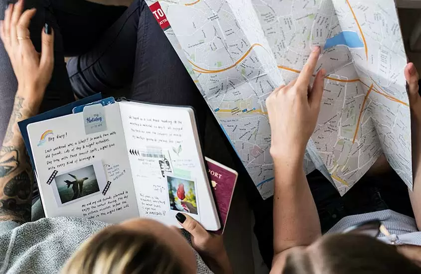 viajantes seguram mapa de papel