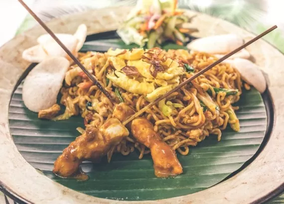 Uma das comidas típicas de Bali, em prato com fundo verde