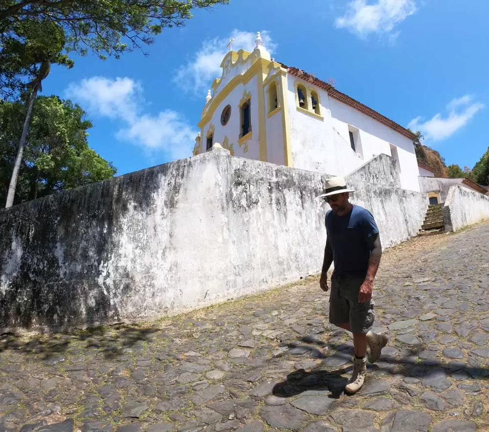 Vagner Alcantelado, caminha, durante o dia, em Vila dos Remédios, um dos atrativos que deve estar em qualquer Roteiro Fernando de Noronha