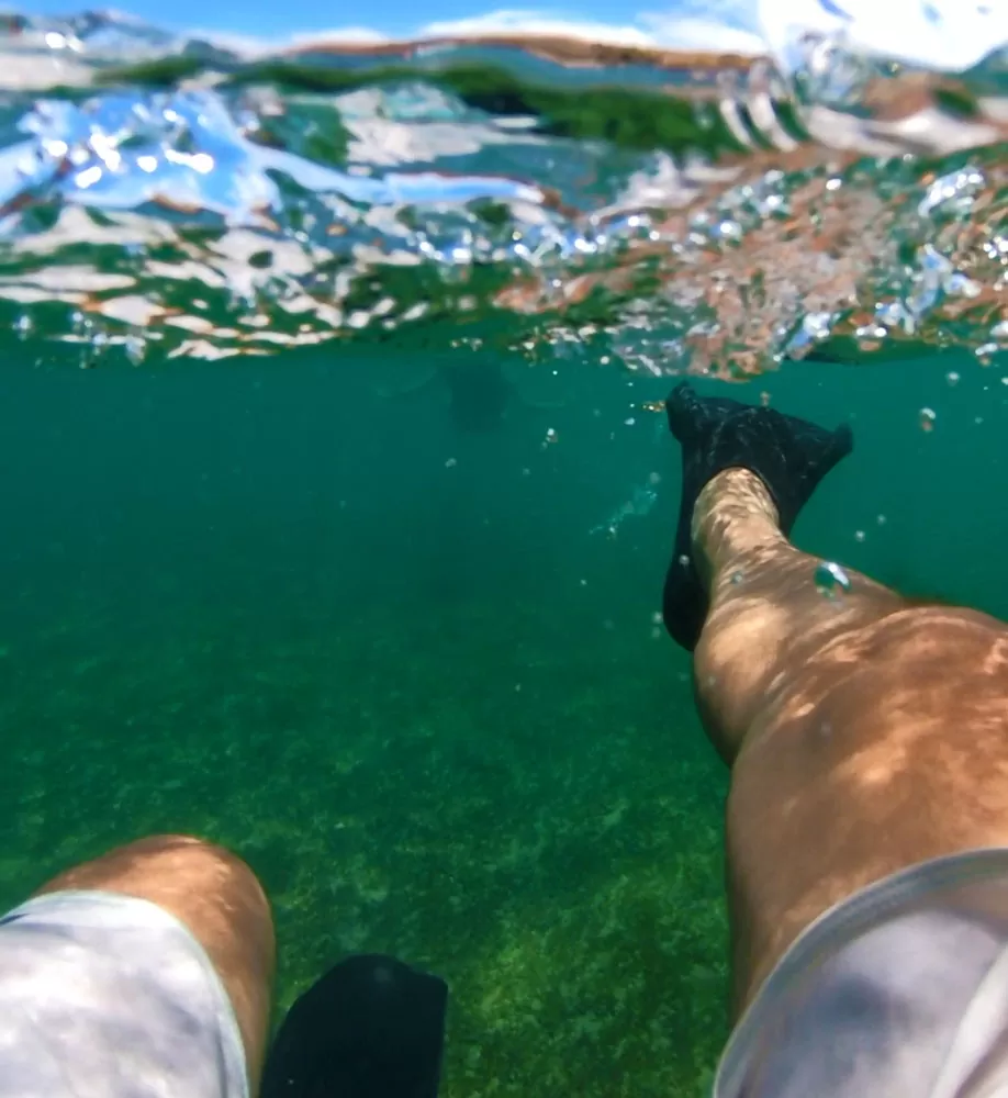 Turista praticando snorkeling, um dos atrativos entre muito o que fazer em Fernando de Noronha