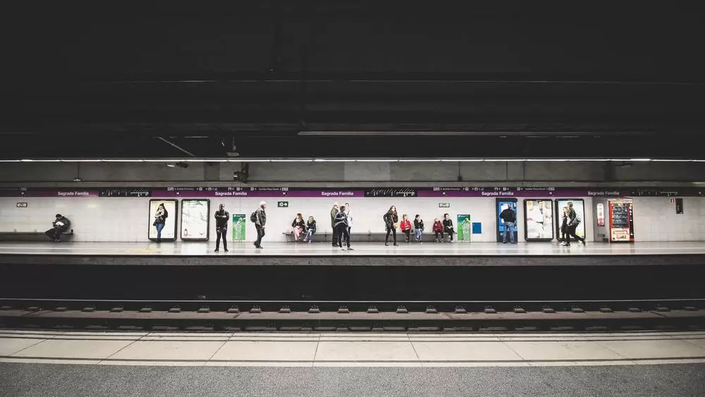 Pessoas esperam o metrô, uma alternativa de transporte para quem quer economizar e juntar dinheiro para viajar