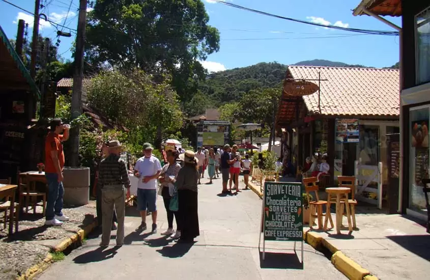 viajantes conversam em frente a sorveteria, uma das opções entre muito o que fazer em visconde de Mauá