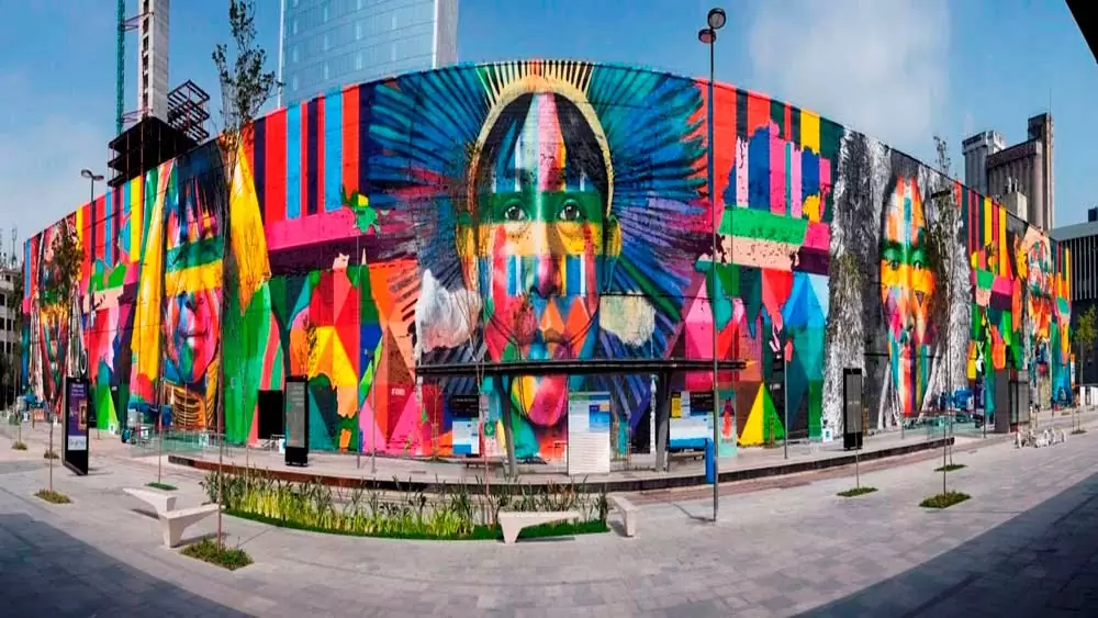 Grafites coloridos de "Todos Somos Um", um mural de 3 mil metros quadrados com pinturas que retratam pessoas de 5 tribos: Huli, Mursi, Kayin, Supi e Tapajós