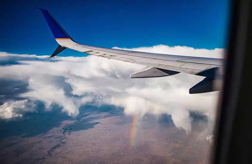 Avião sobre nuvens durante o dia
