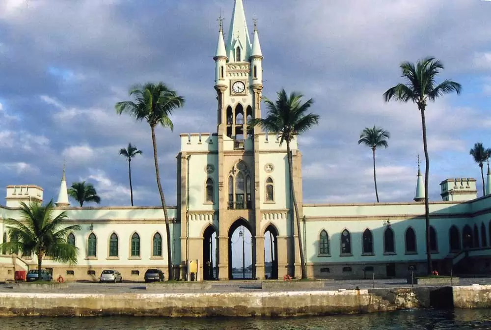 Palácio verde e marrom em ilha do Rio de Janeiro, durante o dia, que funciona como museu